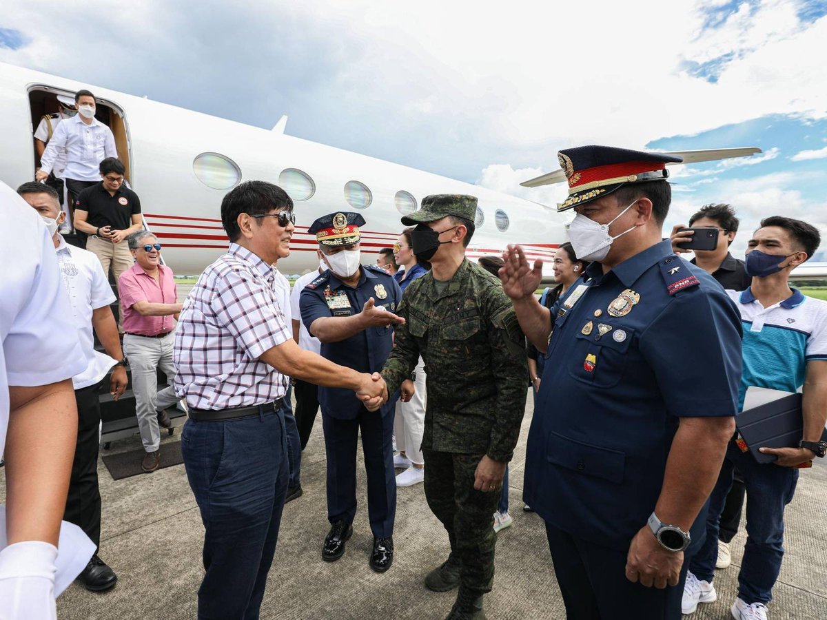 pcogovph's tweet photo. Dumating si Pangulong Ferdinand R. Marcos sa lungsod ng Bacolod kung saan siya ay makikilahok sa mga programang kasalukuyang idinaraos para sa MassKara Festival. https://t.co/t66ITgLMPk