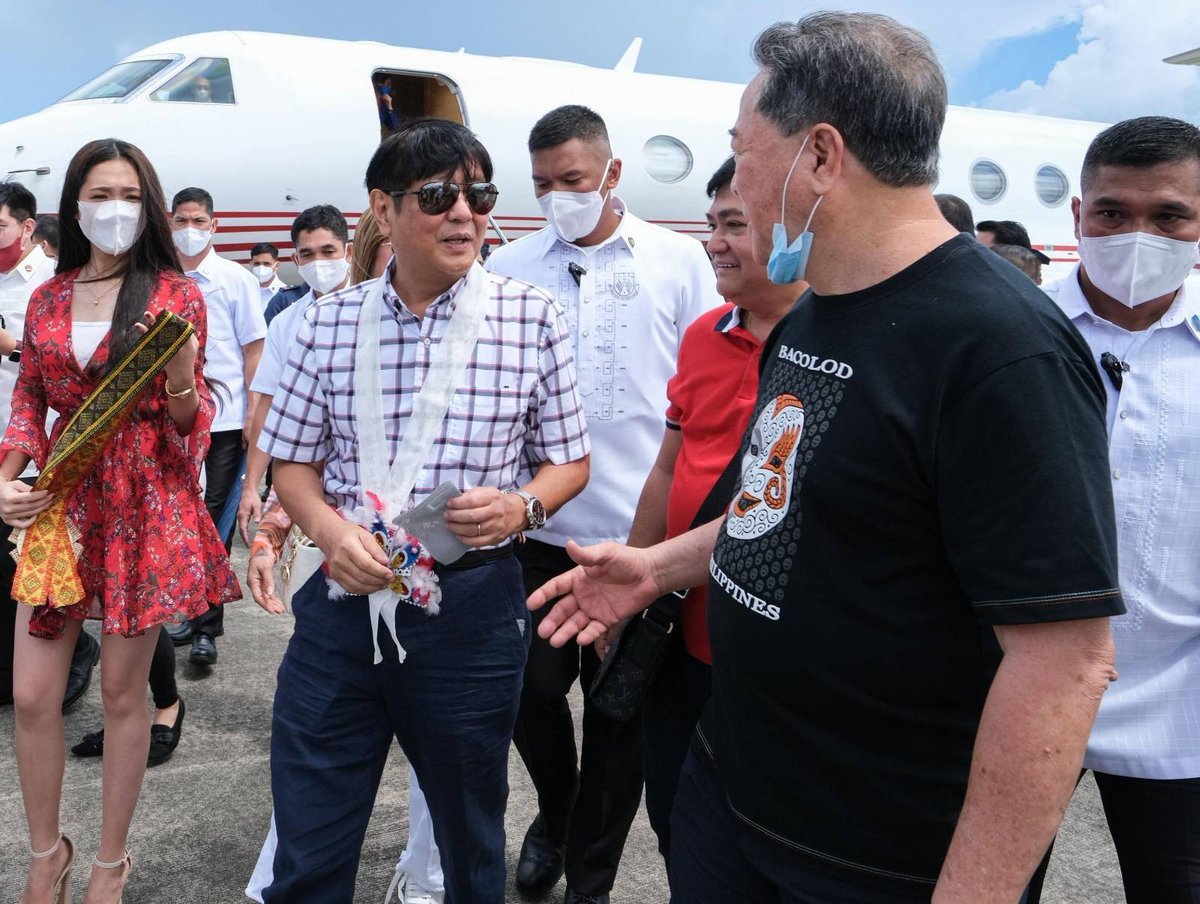 pcogovph's tweet photo. Dumating si Pangulong Ferdinand R. Marcos sa lungsod ng Bacolod kung saan siya ay makikilahok sa mga programang kasalukuyang idinaraos para sa MassKara Festival. https://t.co/t66ITgLMPk