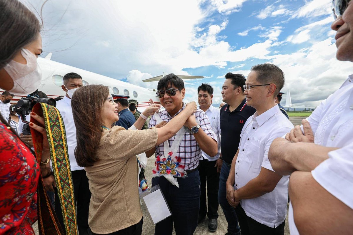 pcogovph's tweet photo. Dumating si Pangulong Ferdinand R. Marcos sa lungsod ng Bacolod kung saan siya ay makikilahok sa mga programang kasalukuyang idinaraos para sa MassKara Festival. https://t.co/t66ITgLMPk