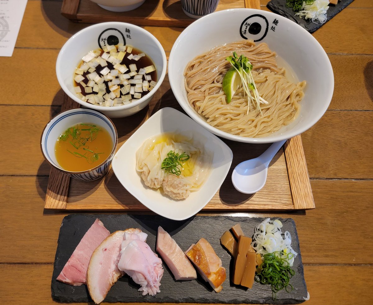 jinjin620's tweet photo. 楽しみにしてた #麺処虵の目屋 と #麺屋ソミーズ とのコラボ営業 #jamies !!
もちろん想像のはるか上空を越えて驚きと感動の連続🤣
2種の麺に2種のつけダレ、そして8種以上となるこだわり抜かれたトッピングの数々にええ歳して迷い箸💦💦
五感をビンビン刺激されるそんなつけ麺でした😊 https://t.co/rygSenemsp