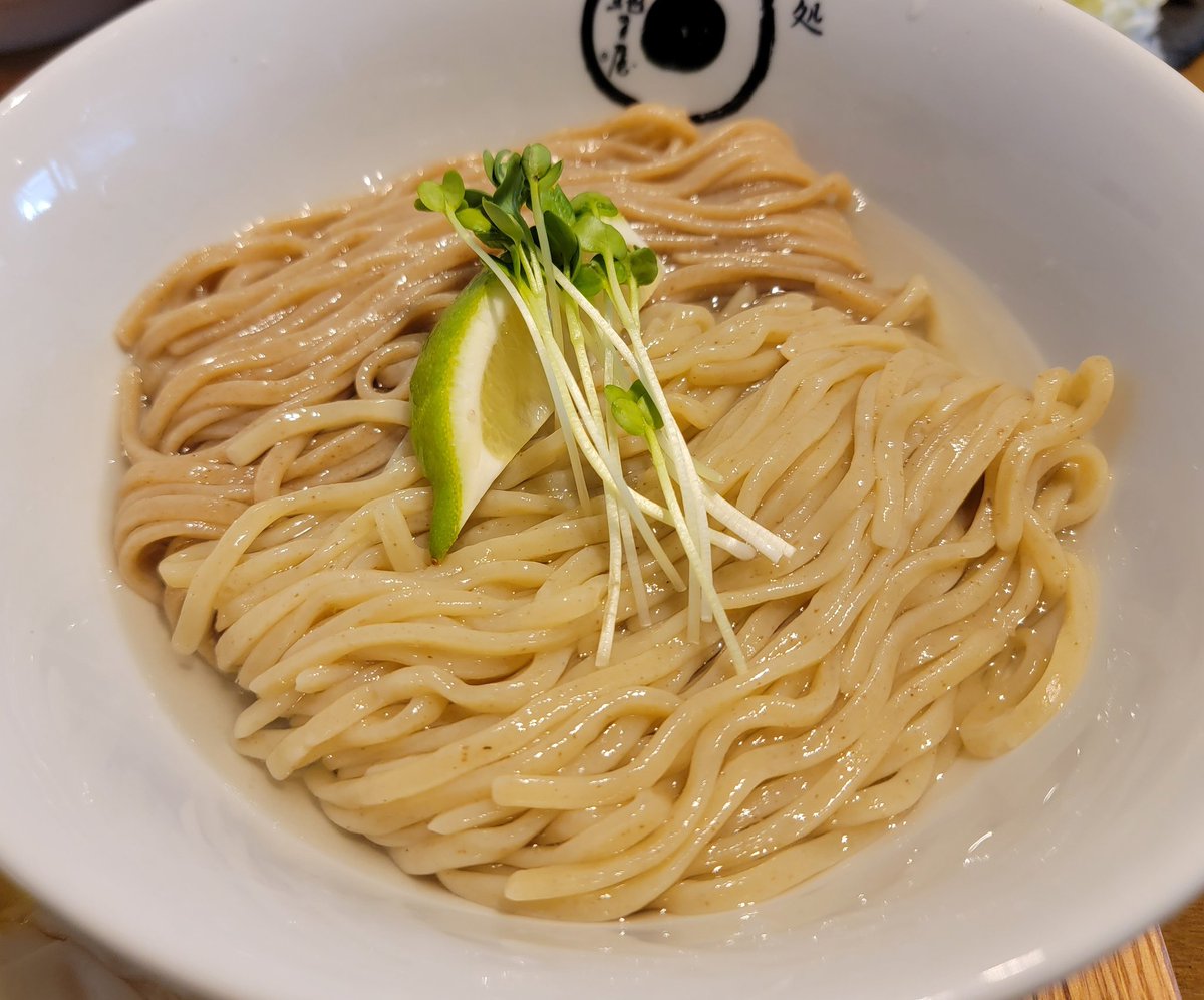 jinjin620's tweet photo. 楽しみにしてた #麺処虵の目屋 と #麺屋ソミーズ とのコラボ営業 #jamies !!
もちろん想像のはるか上空を越えて驚きと感動の連続🤣
2種の麺に2種のつけダレ、そして8種以上となるこだわり抜かれたトッピングの数々にええ歳して迷い箸💦💦
五感をビンビン刺激されるそんなつけ麺でした😊 https://t.co/rygSenemsp