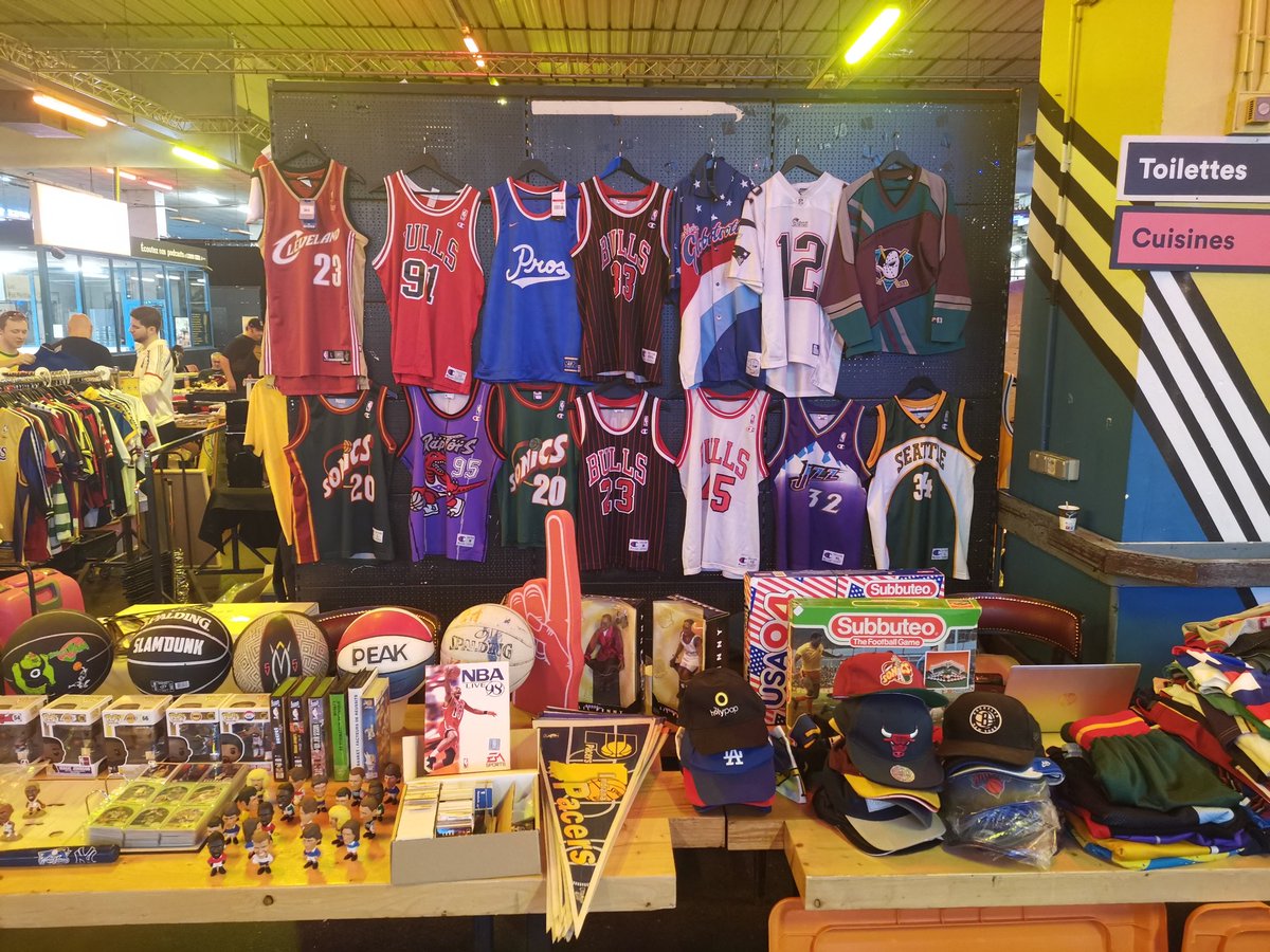 Julien5Muller's tweet photo. Si vous voulez prendre une gifle sportive, venez à Ground Control (75012) pour la brocante de la décennie 🔥🔥🔥
C'est irréel tout ce qu'il y a 👀 https://t.co/85vc3Bx9ew