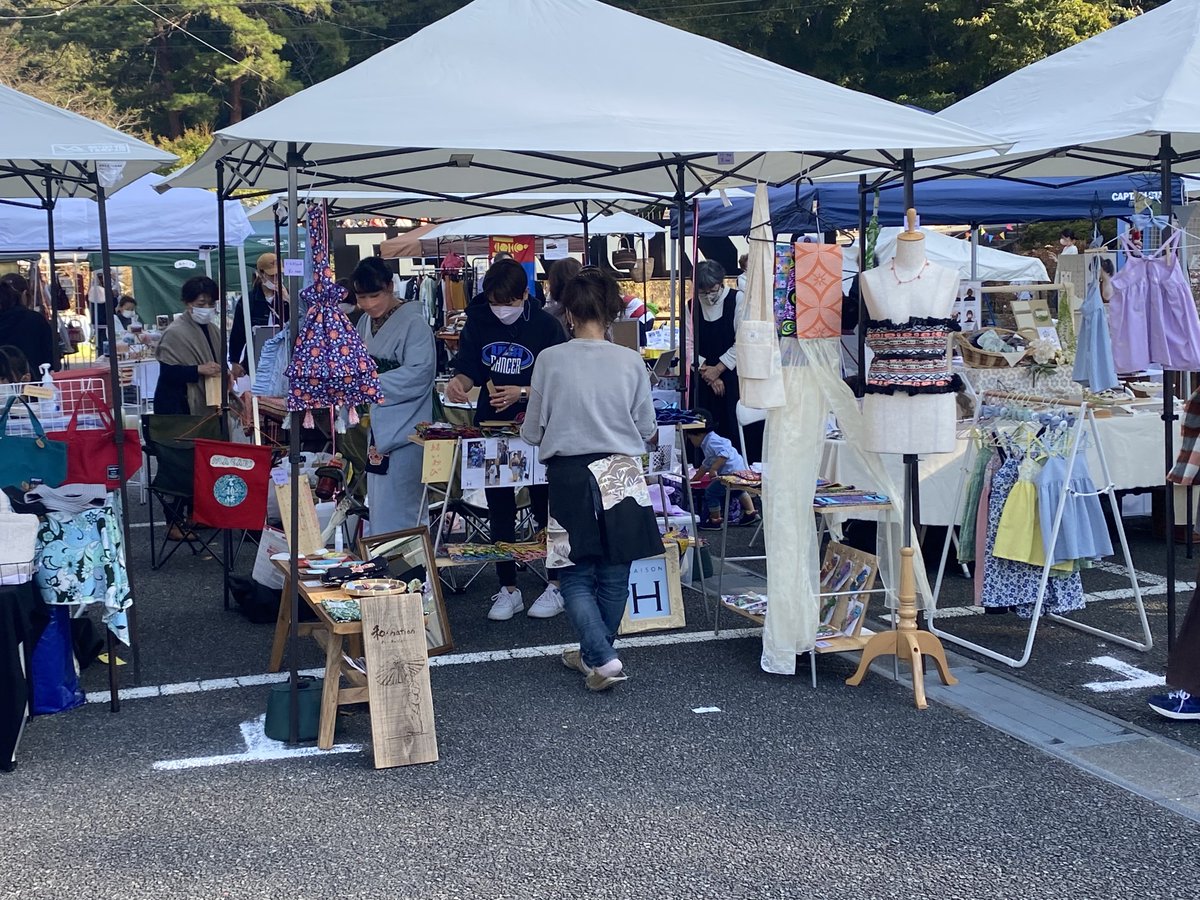 tk199202's tweet photo. 最後、閉会前後に再び MAISON H ×和-nationさんの所へ。
さっきは(珍しく)買い物をちゃんとしてましたが…今度はいつものようにお喋りに…(^◇^;)
いつも有難うございます、お邪魔しました🙏
#天龍峡マルシェ
#MAISON_H さん
#わーねいしょん(#飯田ねやねやちゃん)さん
#美しさや豊かさの探し方2022 https://t.co/EZUSHNu2De