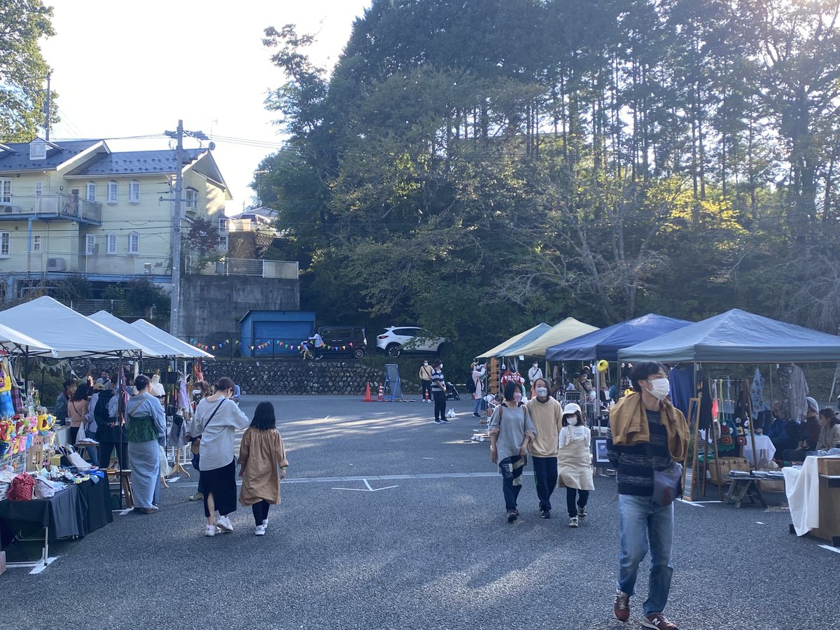tk199202's tweet photo. 最後、閉会前後に再び MAISON H ×和-nationさんの所へ。
さっきは(珍しく)買い物をちゃんとしてましたが…今度はいつものようにお喋りに…(^◇^;)
いつも有難うございます、お邪魔しました🙏
#天龍峡マルシェ
#MAISON_H さん
#わーねいしょん(#飯田ねやねやちゃん)さん
#美しさや豊かさの探し方2022 https://t.co/EZUSHNu2De