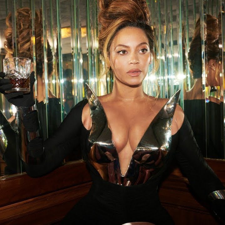 eolorr's tweet photo. 🚨🚨🚨🚨 Beyoncé confirmou que entrará em turnê mundial em julho de 2023. 😭 Socorro! https://t.co/zBu37S4wkP