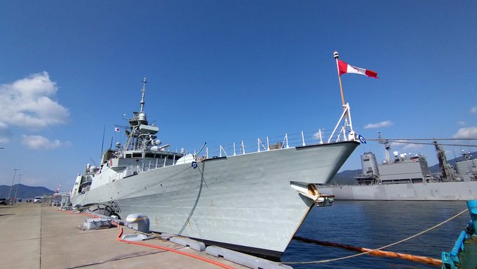 カナダ海軍の「バンクーバー」「ウィニペグ」。フリートウィークらしい来賓でした。4枚目は「さざなみ」艦上より。カナダ国旗が鮮やか 