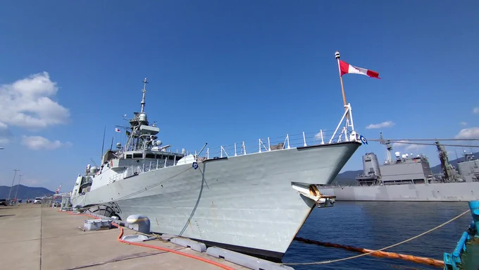 カナダ海軍の「バンクーバー」「ウィニペグ」。フリートウィークらしい来賓でした。4枚目は「さざなみ」艦上より。カナダ国旗が鮮やか 