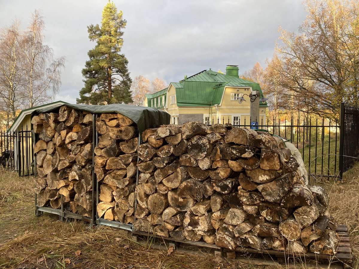 CharlesLindberg's tweet photo. Uusi, mutta kuitenkin niin perinteinen lähestymistapa tulevaan talveen. #klapit Tosin jonkun pitää ensin muuttaa nämä klapeiksi.. https://t.co/viQgtBI0yW
