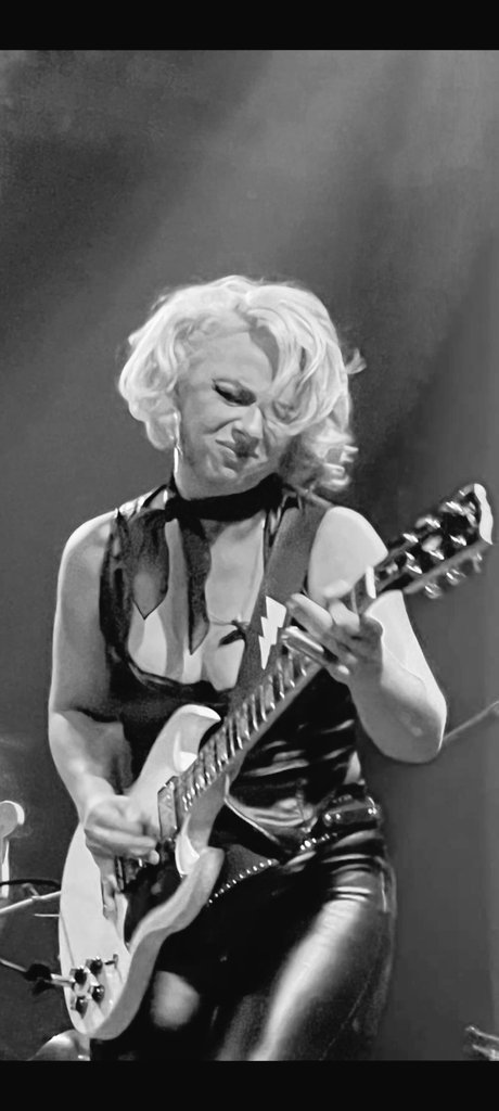 WOW! 💣 the supremely talented <a href="/Samantha_Fish/">Samantha Fish</a> stunning performance at <a href="/TheBrookSoton/">TheBrookSoton</a> last night, an incredible show as  always 🎙🎸🤩