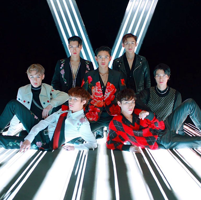 notobullies3's tweet photo. DID YOU KNOW❓On 17.01.2019, #WayV debuted with 'The Vision'. All 3 tracks(in Chinese) in top ten on Billboard World Digital Songs. #WayV debuted at number 4 on the Billboard  Social 50, the best debut on the chart since June 2018.
Then why this mistreatment?
#WayVDeservesBetter https://t.co/XCWjqx2lGv