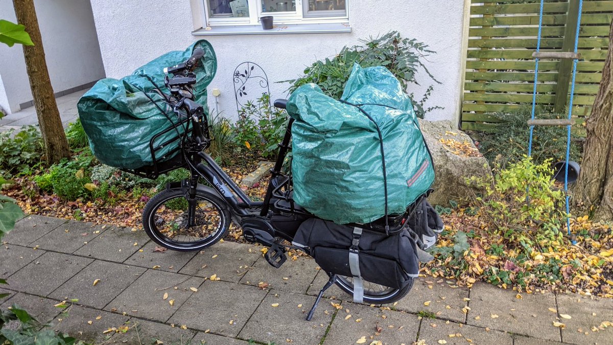meinradm's tweet photo. Grünschnitt und Laub zur zentralen Sammelstelle bringen... #carryshitolympics @ternbicycles https://t.co/tchpOFj2vZ
