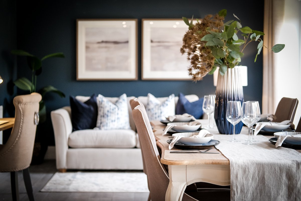 edwardthomasint's tweet image. S U N D A Y  S O C I A L

Deep denim blues and warm bronze accents mingle with bare woods and wicker in this modern country scheme we designed for @PersimmonHomes 

 #edwardthomasinteriors #interiordesign #interiorstyling #newhomes #property #showhomes