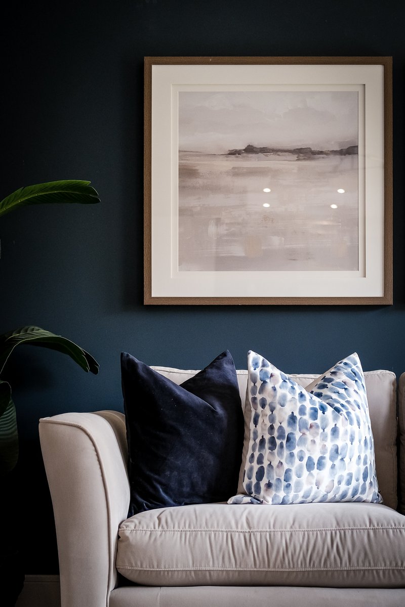 edwardthomasint's tweet image. S U N D A Y  S O C I A L

Deep denim blues and warm bronze accents mingle with bare woods and wicker in this modern country scheme we designed for @PersimmonHomes 

 #edwardthomasinteriors #interiordesign #interiorstyling #newhomes #property #showhomes