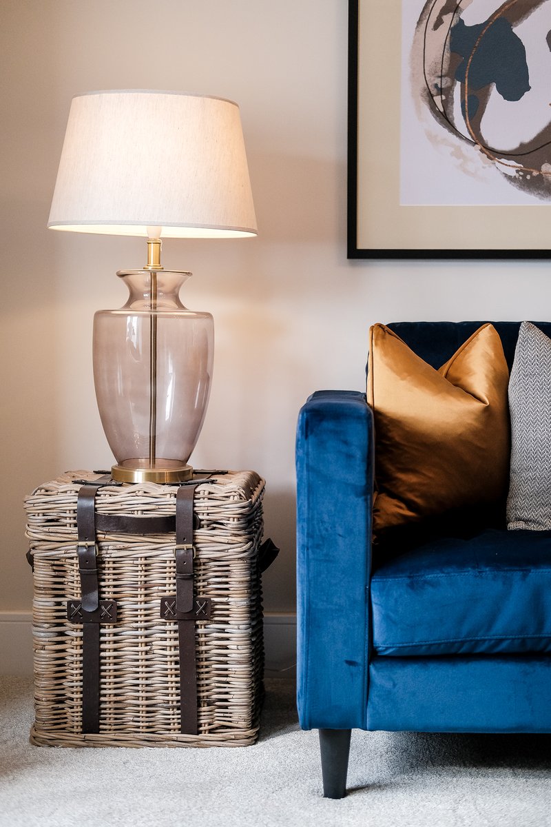 edwardthomasint's tweet image. S U N D A Y  S O C I A L

Deep denim blues and warm bronze accents mingle with bare woods and wicker in this modern country scheme we designed for @PersimmonHomes 

 #edwardthomasinteriors #interiordesign #interiorstyling #newhomes #property #showhomes