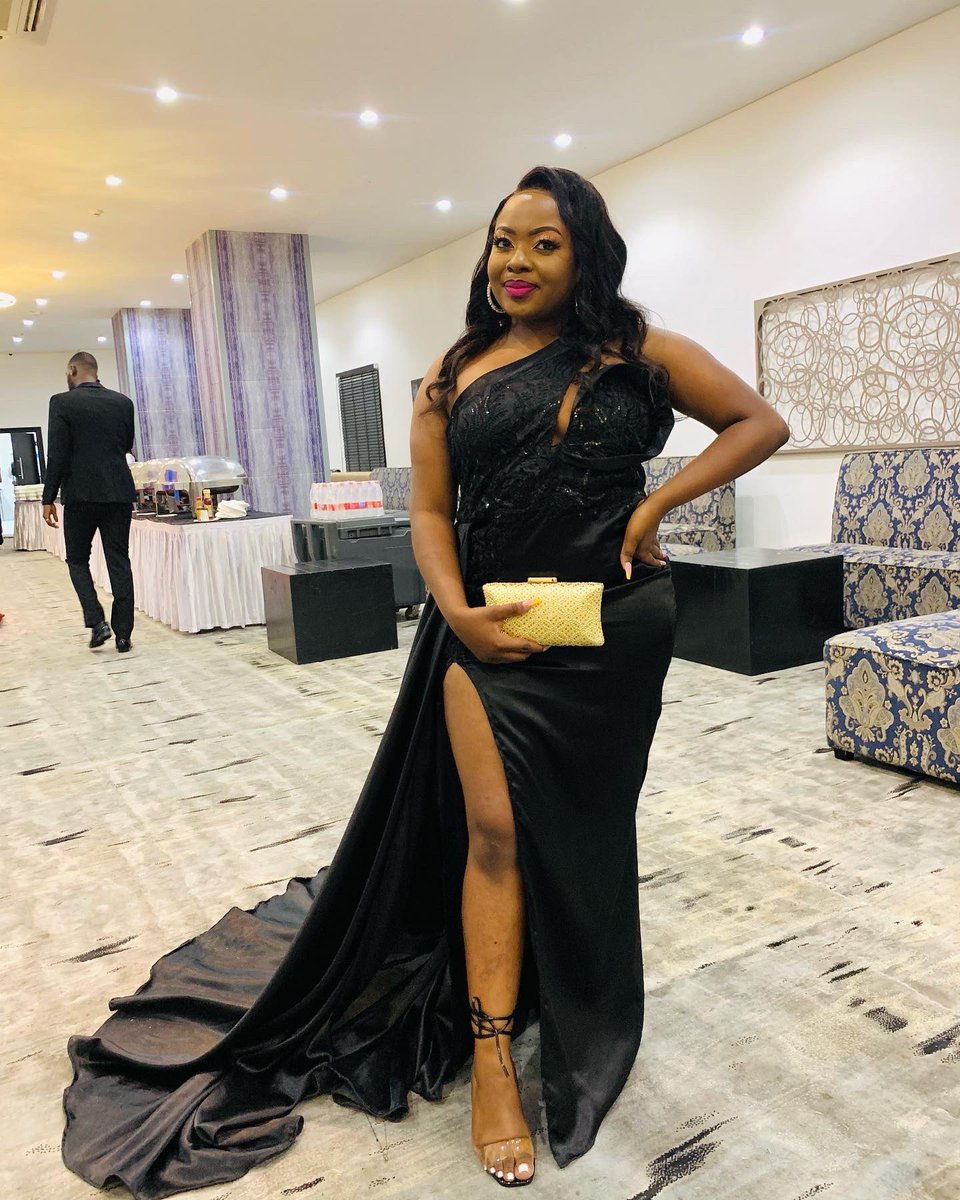 m_chitsanthi's tweet photo. CU class of 2023 Finale dinner❤️ Dressed by @CiarDesigns Makeup by @ZamiweNs 🫶🏽 https://t.co/OtxcLqXxwp