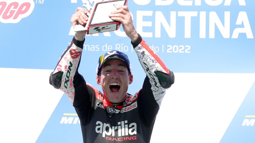 alejandrogp__'s tweet image. Este tweet simplemente es para dar la enhorabuena a Aleix Espargaró. Oficialmente se queda sin opciones de título. La temporada que ha hecho con 33 años es para quitarse el sombrero.

Cabeza alta, Aleix. Has hecho un trabajazo impecable.