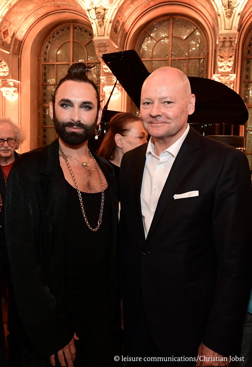 Gratulation an <a href="/ConchitaWurst/">Conchita Wurst</a> für eine spannende Laudatio bei der #HelmutNewton Ausstellung im #KunstforumWien. 

Ergebnis erfolgreicher Zusammenarbeit mit d #HelmutNewtonStiftung #Berlin, #MatthiasHarder+#EvelynBenesch.
 
Wieder ein Beispiel f die engen 🇩🇪-🇦🇹  Kulturbeziehungen