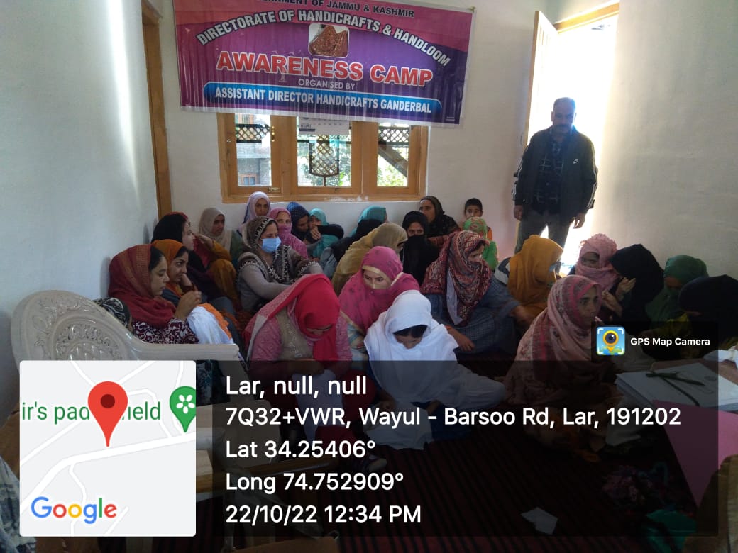 HHGanderbal's tweet photo. In connection with Jan Abhiyan, awareness camps being organised at various locations of Ganderbal to apprise artisan community about departmental schemes and activities.
#JanAbhiyanJK
#Back2Village
#diprjk
#Shyambir_IAS https://t.co/F7z4hzjaKg