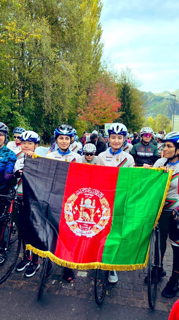 WCC_cycling's tweet photo. The riders are off, and already fighting to conquer the 2022 Women's Road!🏁🏆 https://t.co/GnC7T6ir18