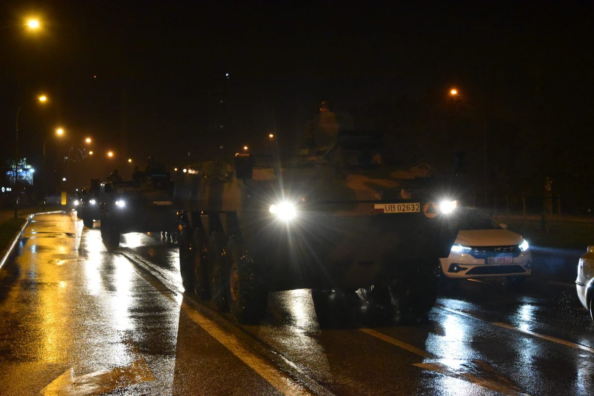 Przejazd kolumn pojazdów wojskowych po drogach publicznych jest jednym z elementów ćwiczenia. Żołnierze i sprzęt @21_bsp są już na poligonie w Nowej Dębie. Tam wkrótce rozpoczną się manewry #Puma22.
