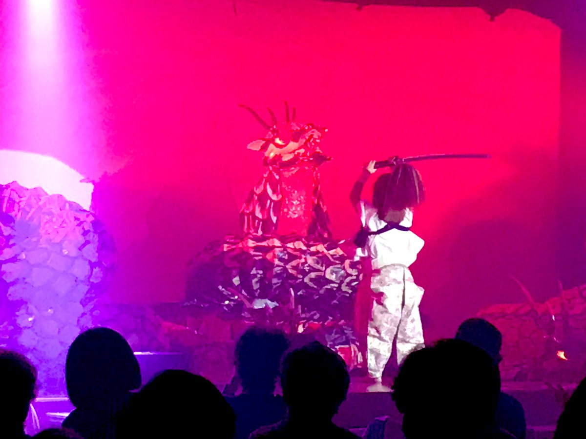 kenkoumura's tweet image. 本日昼の部は浪花劇団による「大蛇〜オロチ〜」を熱演！
大蛇の大きさにも火花散る演出も迫力満点！！😳
#浪花劇団　#大衆演劇