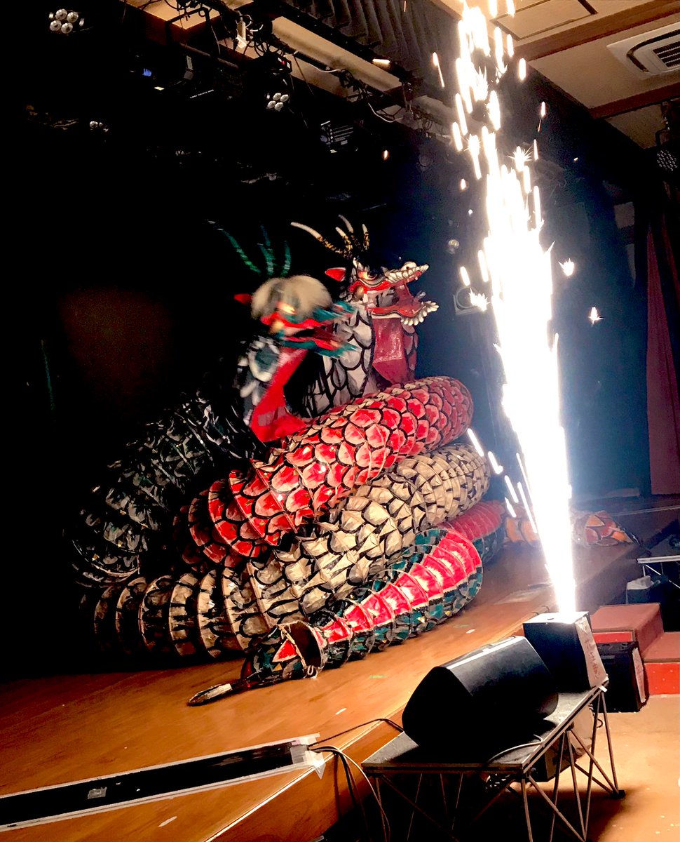 kenkoumura's tweet image. 本日昼の部は浪花劇団による「大蛇〜オロチ〜」を熱演！
大蛇の大きさにも火花散る演出も迫力満点！！😳
#浪花劇団　#大衆演劇