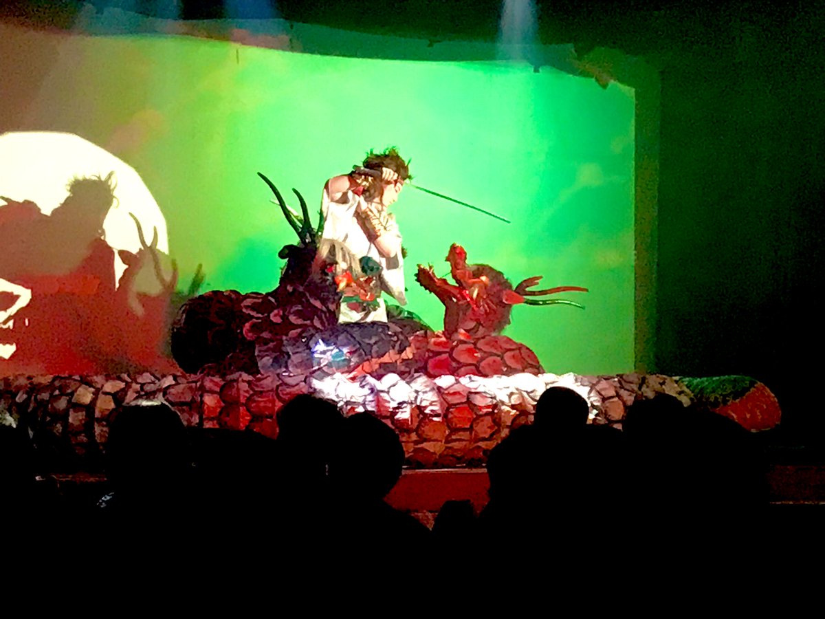 kenkoumura's tweet image. 本日昼の部は浪花劇団による「大蛇〜オロチ〜」を熱演！
大蛇の大きさにも火花散る演出も迫力満点！！😳
#浪花劇団　#大衆演劇