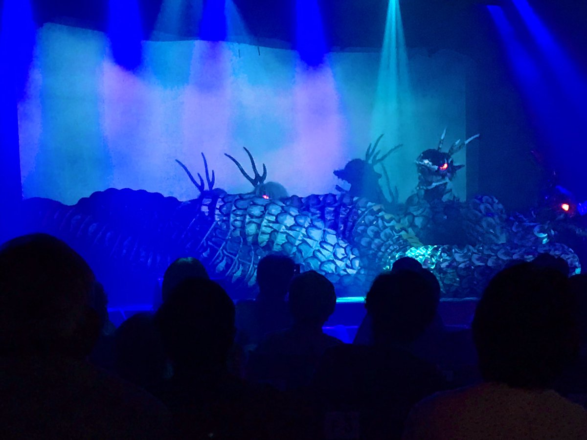 kenkoumura's tweet image. 本日昼の部は浪花劇団による「大蛇〜オロチ〜」を熱演！
大蛇の大きさにも火花散る演出も迫力満点！！😳
#浪花劇団　#大衆演劇