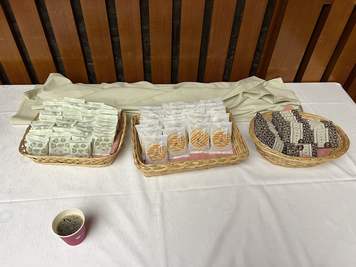 frankfitzek's tweet photo. Enjoying #iros with my old @wandelbots t-shirt eating cookies sponsored by #meshmerize Two startups from @tudresden_de in Japan. https://t.co/gotrVPozYD