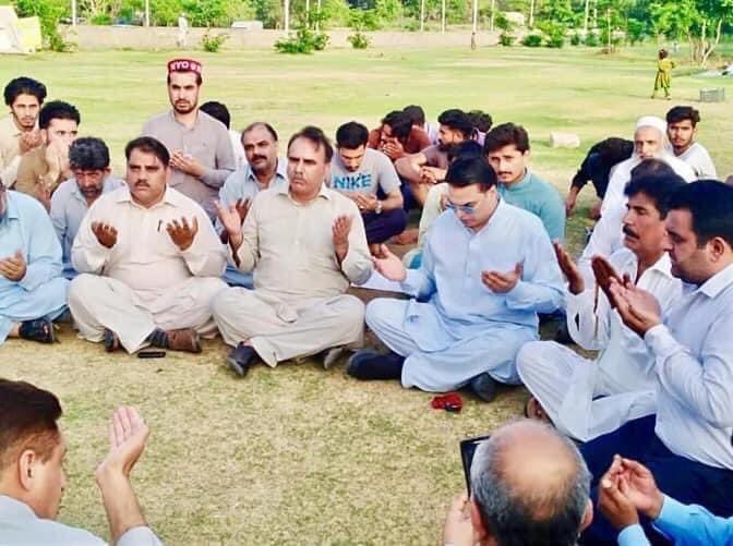 AmoonPasha's tweet photo. Being successful is to be content with your daily achievements, the difference you make in the lives of your country men, to address their daily issues and to be one with them. When you have the pulse of the public only then can you be useful to them https://t.co/V55Bs0hgz4