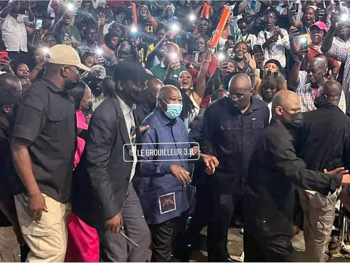 MaximeDoudou4's tweet photo. YODE et SIRO

CONCERT
25 ans de carrière. LE PRÉSIDENT 
GBAGBO LAURENT  fait la belle surprise. https://t.co/IJLAoQS7y6