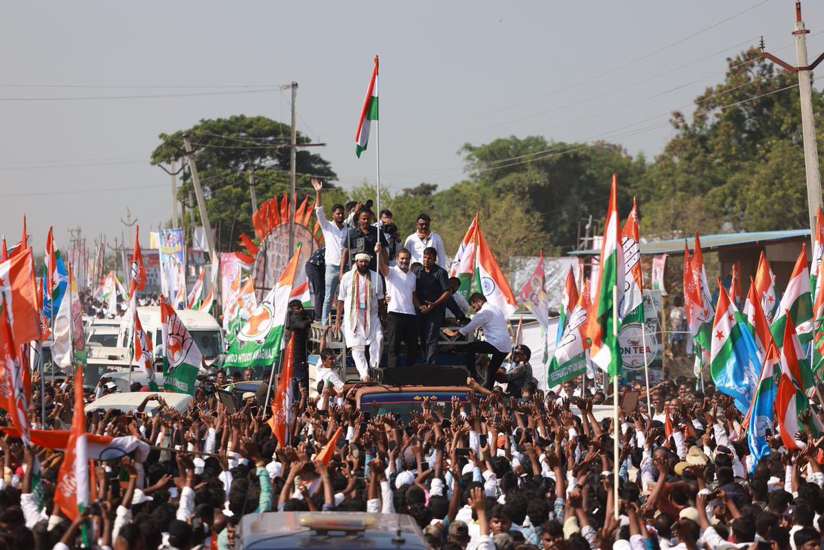 limeka_chophy's tweet photo. #Telengana crowd,,
Millions of love ,,🙏
#BharaJodoYatra 🇮🇳 https://t.co/XPb6bynvYt