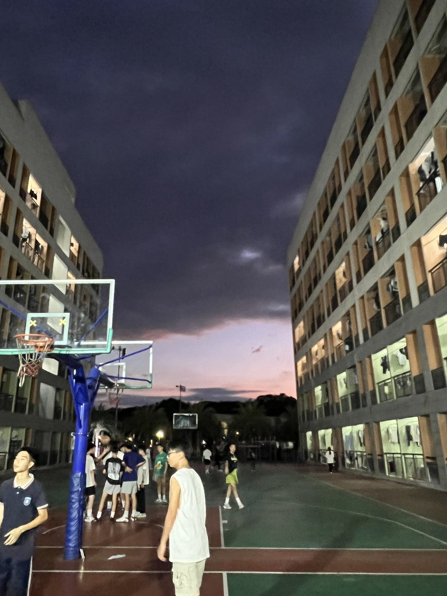 24kobe11's tweet photo. 我是留学生 被留在学校出不去的学生 https://t.co/kxF0wz6njr