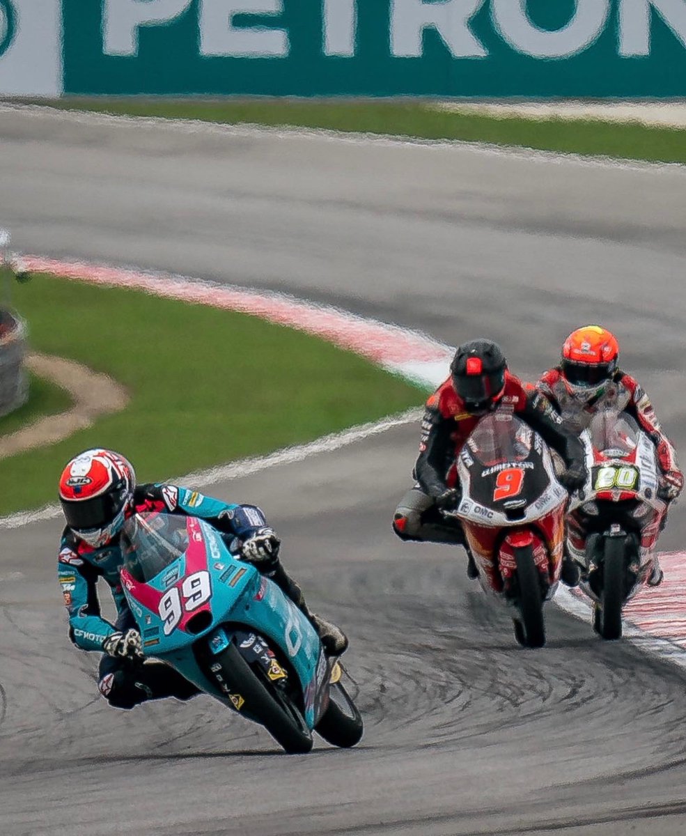 Back home... it's time to enjoy my last Moto3 race at my home track. Today I had to retire, and sadly it wasn't because of my pain… I can't wait to ride in front of my people! 🙏🏼 #MalaysianGP #Moto3 #MotoGP #TATAY99