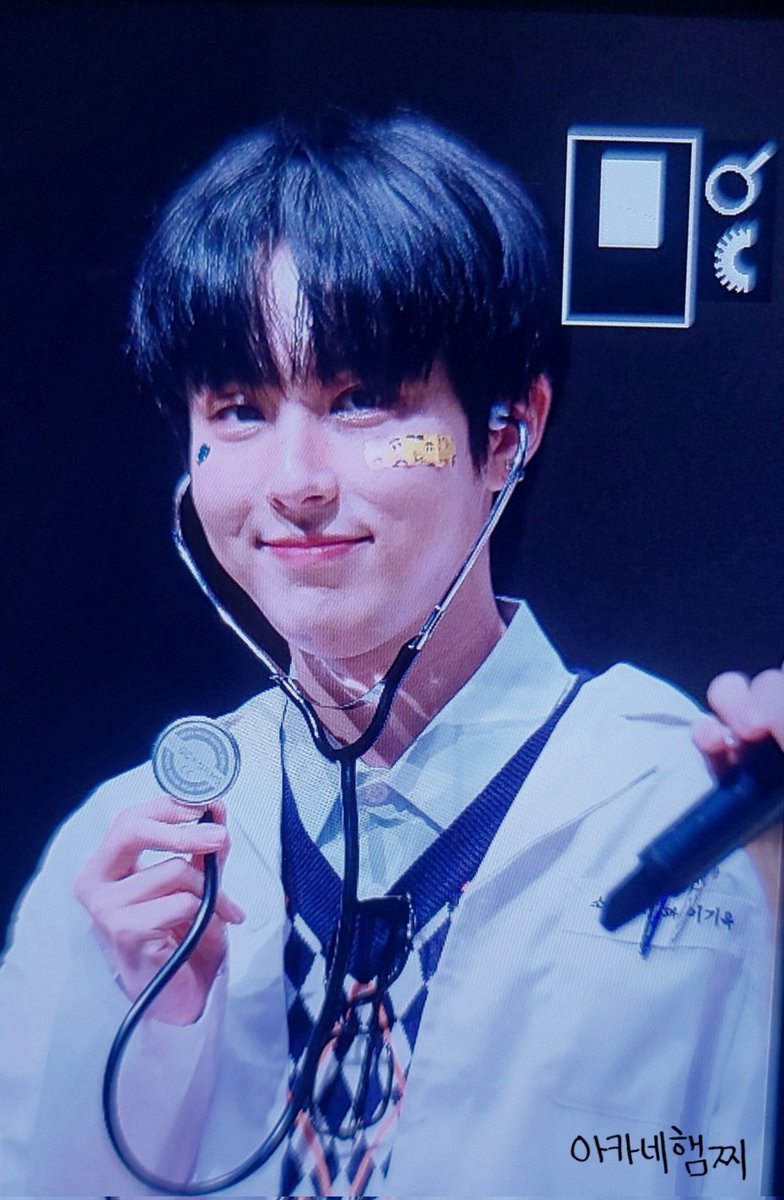 ArchiveWE's tweet photo. 221023 후룸스토어 아트홀봄

햄스터 동료들 치료해주는 수의사 이기욱선생님

#ONEWE #CyA #원위 #키아 #キア https://t.co/QWj6QPoL3t