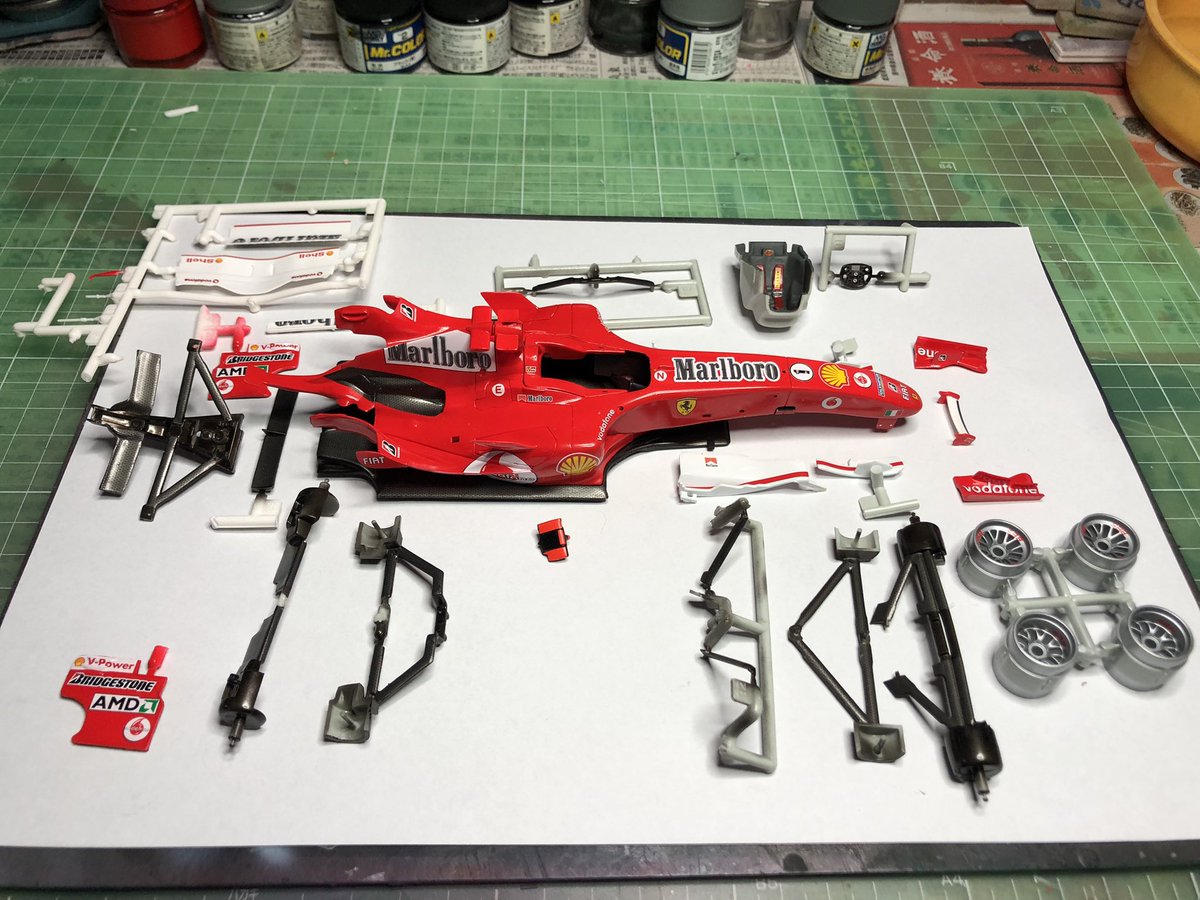 hirolo6708's tweet photo. デカール貼り終了
マルボロデカールにテンションが上がる世代です。
#Over2000sF1コンペ
#F2005
#Revell https://t.co/XR4l1JJqLi