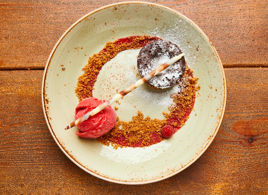 Después de un buen menú, siempre hay hueco para un buen postre 🤩
¿Has probado nuestro coulant de chocolate con helado de frambuesa? No te podrás resistir 🍨

📲 Echa un vistazo a nuestra carta en nuestra página web