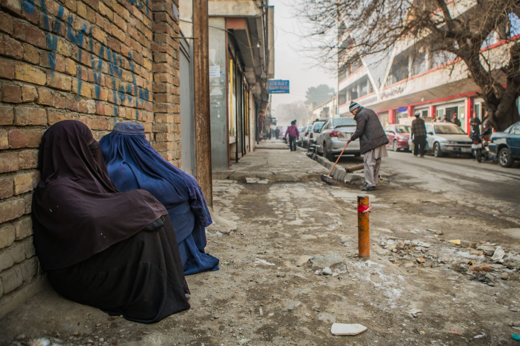 Retour sur l'effondrement de l'Afghanistan et ses conséquences sur une population démunie, après le prise de pouvoir des Talibans

SOUS LA LOI DES TALIBANS
🎥 <a href="/dafonsecapedro/">brito da fonseca pedro</a> &amp; Patrick de Saint-Exupery
Dispo sur <a href="/ARTEfr/">ARTE</a> &amp; <a href="/YouTube/">YouTube</a> 
youtube.com/watch?v=NITaic…
bit.ly/3LVBrRA