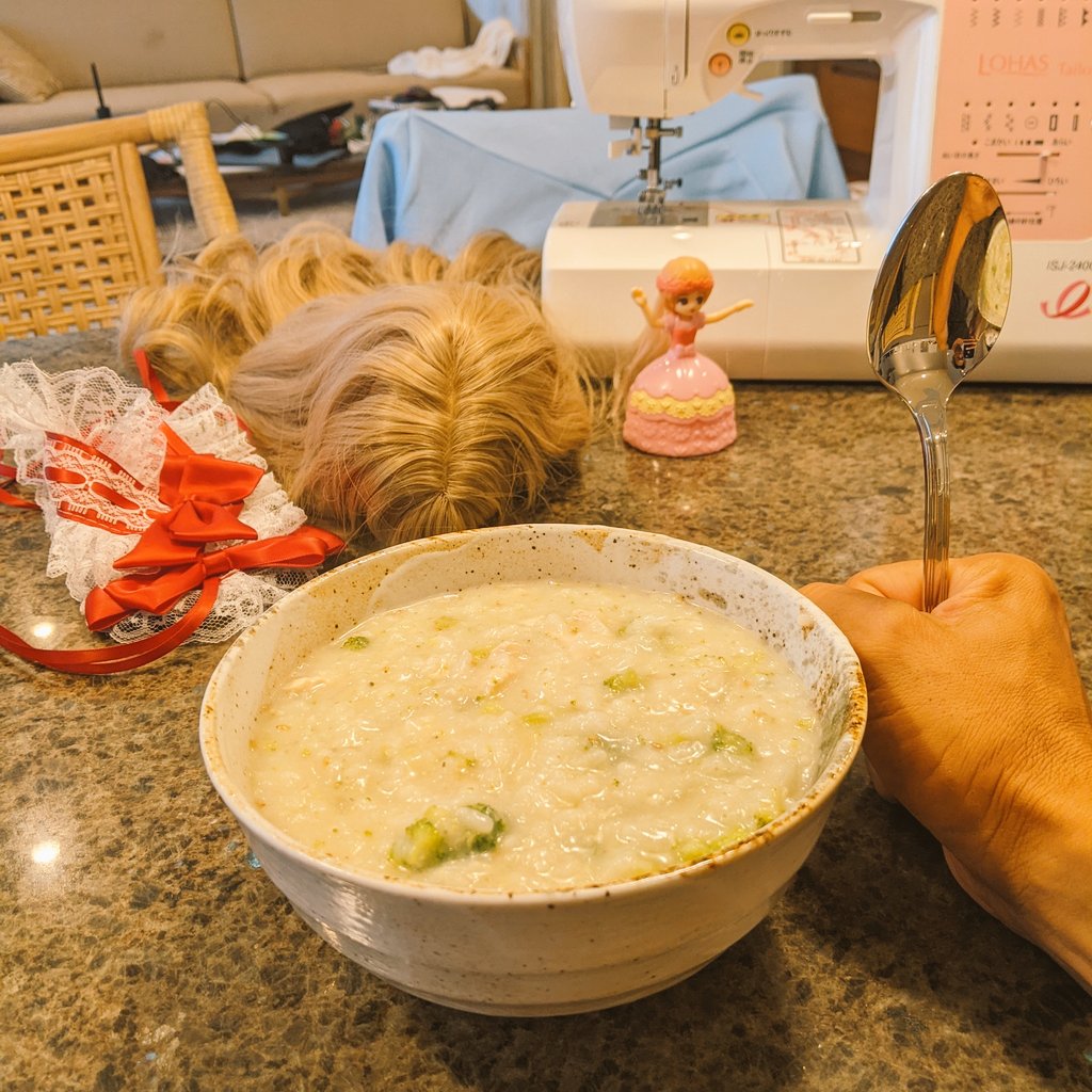 パパ昼は鶏雑炊🍲家族はスペイン風オムレツ！ 午後はハローウィン準備に着手✨🎃今日は材料をチェック😃 一段落で三女とママの三人でティータイム、今帰宅したけどサウナと日焼けで疲れた、少し昼寝しよ…(-_-)zzz