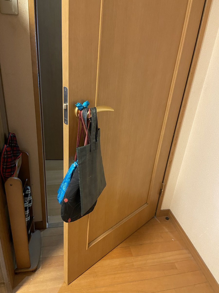 kaigo_hack's tweet photo. 一人で母の家の片付けをしにきた。
なんかドアノブに小さいカバン掛かってるの多いな…
#認知症 https://t.co/gZOCj6hiBa