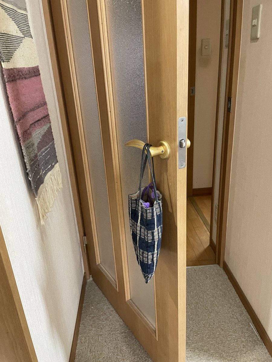 kaigo_hack's tweet photo. 一人で母の家の片付けをしにきた。
なんかドアノブに小さいカバン掛かってるの多いな…
#認知症 https://t.co/gZOCj6hiBa