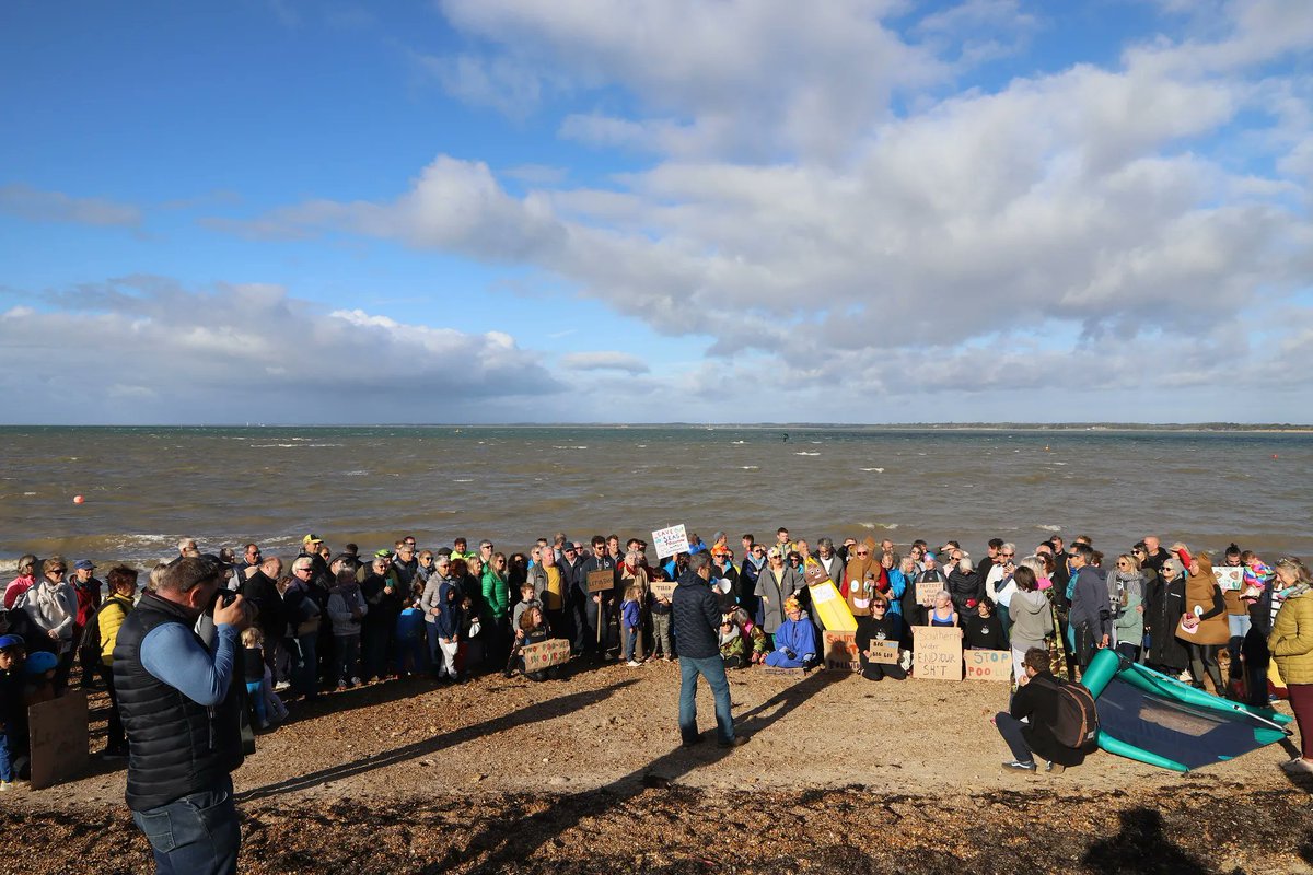 sascampaigns's tweet photo. Water companies are in the spotlight like never before thanks to a wave ocean activists, water lovers and campaigners using their collective voice to demand change. 💪🌊

We're stoked to see communities like Gurnard joining the call to #EndSewagePollution.

📷: Richard Murphy https://t.co/V1PDDKKfrt