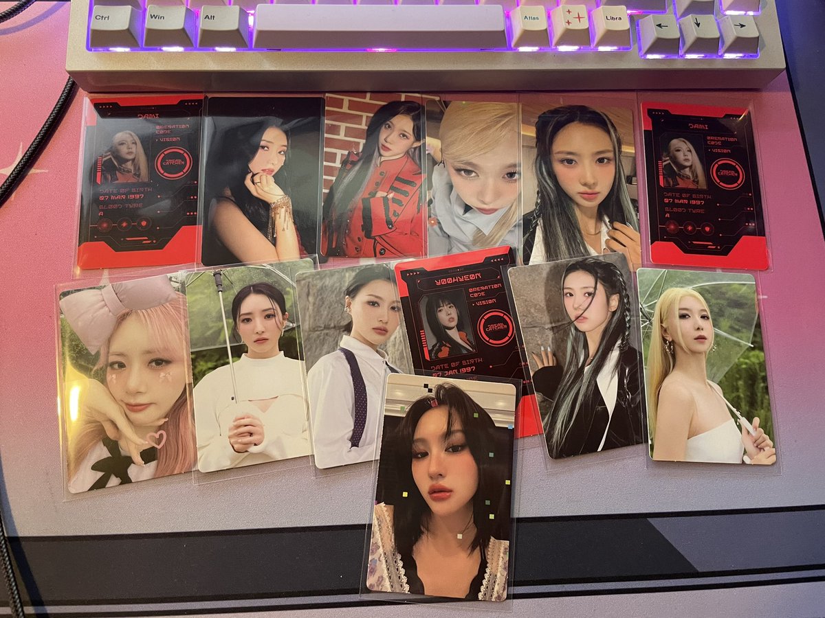 Victorysvenja's tweet photo. Great pulls(besides getting a double)
That siyeon pc at the bottom is honestly the prettiest photocard of her this comeback love that I have it 🥺 https://t.co/yeeoTuB6L4