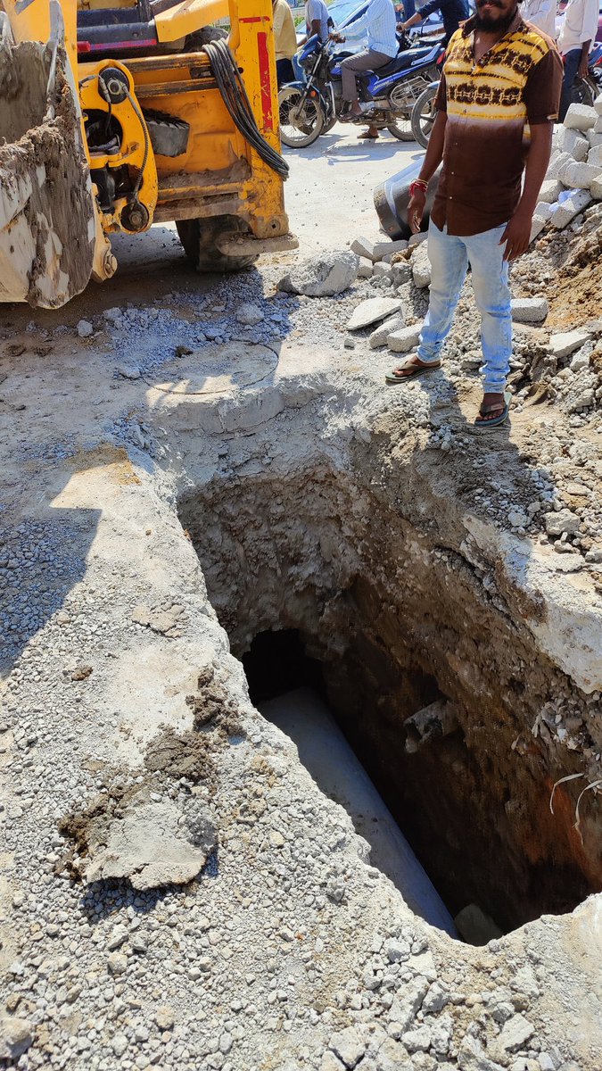 Alfred_Vivek's tweet photo. @KTRTRS @KTRoffice @AmeenpurM @AmeenpurTRS @GHMCOnline @HMDA_Gov @trspartyonline This is to bring to your notice that, after a long wait for good road which was finally taken up by HMDA in the Greenfield colony Ameenpur, today this is the situation of the same road today. https://t.co/PN1A2RABOo