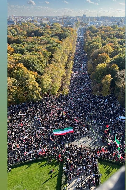 gritesimon's tweet photo. Für den Tod der Iranerin Jina Mahsa Amini gingen gestern 80.000 Menschen in Berlin auf die Straße. 
Für den sinnlosen Tod zweier Menschen in Ludwigshafen durch einen Somalier nicht einer.... https://t.co/rcvret6SYr