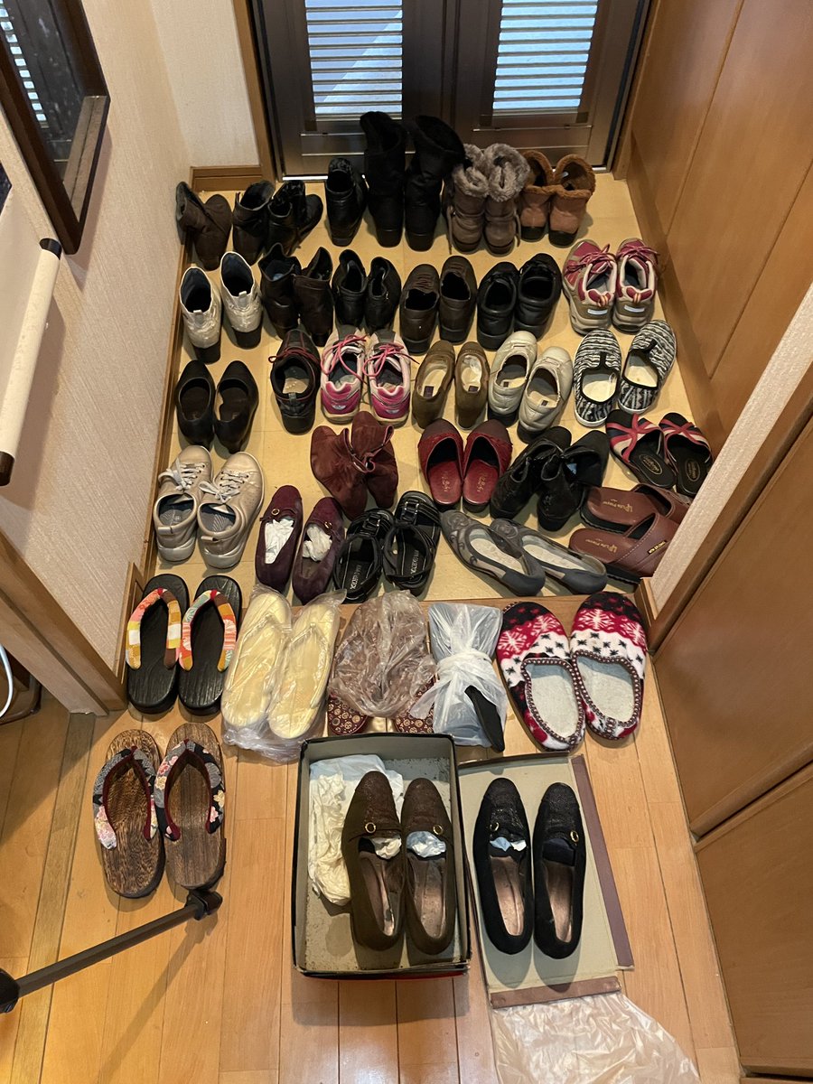 kaigo_hack's tweet photo. 靴多いよー。
似たような黒いショートブーツがたくさん…
#認知症 https://t.co/6eAOTEbMTy