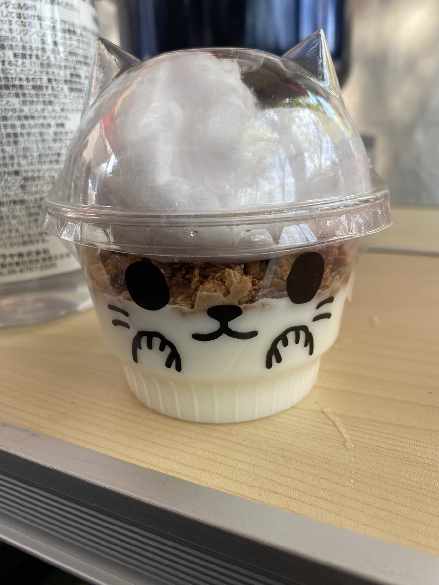 nekoskitchen25's tweet photo. 今日はたくさんのお客様に来ていただきありがとうございました😌
にくきゅうらんちぼっくすもおにぎりも苺スムージーも全て売り切ることができました✨
にくきゅうらんちぼっくす美味しかったですか？？
食べた方ぜひ感想をお聞かせください🙇‍♂️
なんなら写真もください💦 https://t.co/swxc8gE4QZ