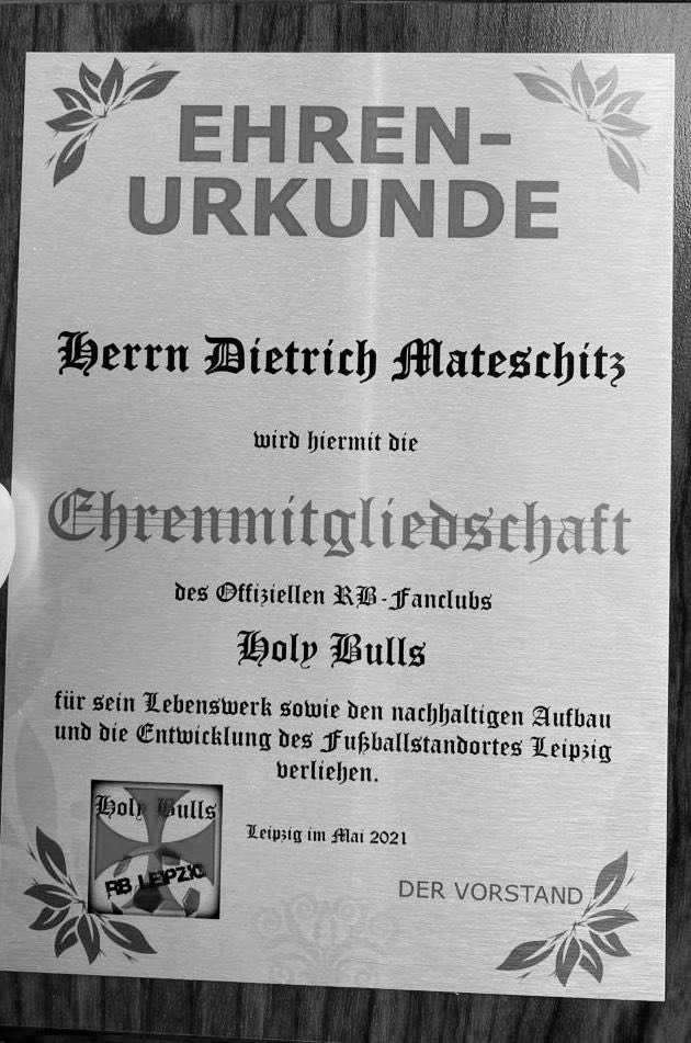 Wir trauern um unser Ehrenmitglied Dietrich Mateschitz, dessen  engagierten Wirkens für unsere schöne Stadt wir uns immer in großer Dankbarkeit erinnern werden. Möge er in Frieden ruhen. Unsere Gedanken sind bei seinen Angehörigen. 🙏🏻⚽️