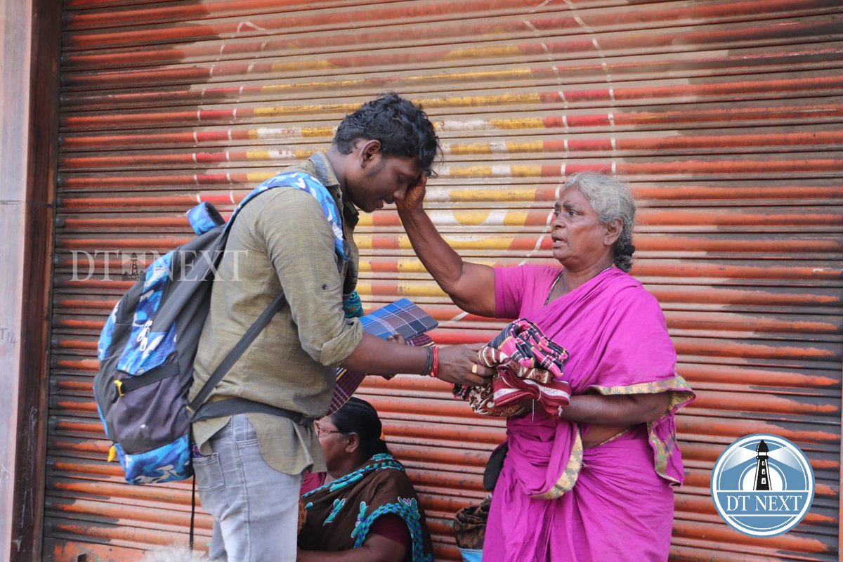 dt_next's tweet photo. On Deepavali eve, MEBOC Udhavidathan Piranthom, a social welfare trust offered blankets, sweets and sarees to homeless people in Chennai.
📸 @_Hemanathan_
#Deepavali #Deepavali2022 #MEBOCUdhavidathanPiranthom #homelesspeople #Chennai #Deepavalieve #socialwelfaretrust https://t.co/octbXQdnaK