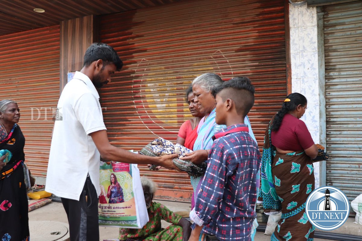 dt_next's tweet photo. On Deepavali eve, MEBOC Udhavidathan Piranthom, a social welfare trust offered blankets, sweets and sarees to homeless people in Chennai.
📸 @_Hemanathan_
#Deepavali #Deepavali2022 #MEBOCUdhavidathanPiranthom #homelesspeople #Chennai #Deepavalieve #socialwelfaretrust https://t.co/octbXQdnaK